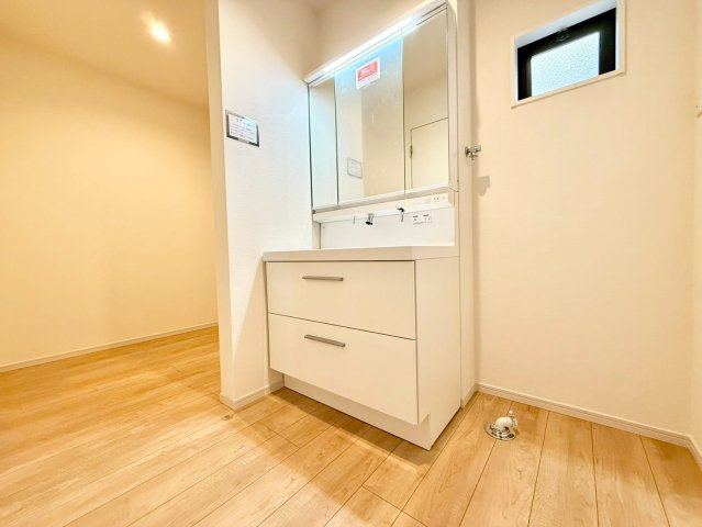 練馬区大泉学園町1丁目　新築戸建の独立洗面台|三面鏡の裏には収納が付いているため、スムーズに身支度が完了します！

現地ご見学希望・資料請求などお気軽にお問い合わせ下さい！
03-5990-5201