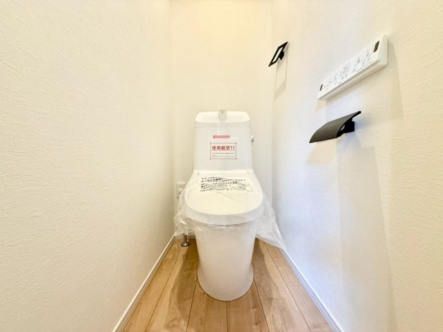 練馬区大泉学園町1丁目　新築戸建のトイレ|ウォシュレット付きのトイレはいつも快適！

現地ご見学希望・資料請求などお気軽にお問い合わせ下さい！
03-5990-5201