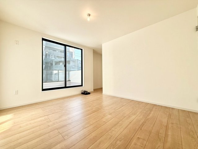 練馬区大泉学園町1丁目　新築戸建の洋室|大きな窓からたっぷりと陽光が注がれる明るい居室。一日の疲れを癒し、時を忘れて過ごせる空間です！

現地ご見学希望・資料請求などお気軽にお問い合わせ下さい！
03-5990-5201