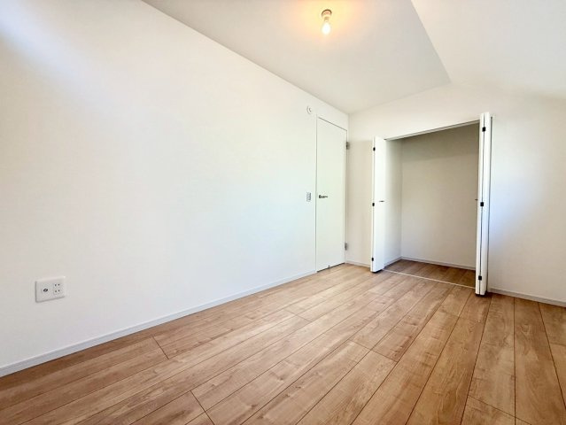 練馬区大泉学園町1丁目　新築戸建の洋室|白を基調としたお部屋は光を反射するため、お部屋が明るく美しく見えますね！

現地ご見学希望・資料請求などお気軽にお問い合わせ下さい！
03-5990-5201