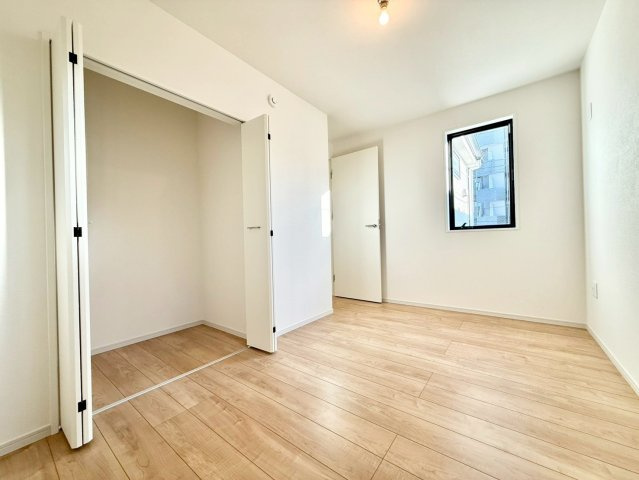 練馬区大泉学園町1丁目　新築戸建の洋室|自分だけのプライベート空間。明るく温もりを感じることができる居室です。

現地ご見学希望・資料請求などお気軽にお問い合わせ下さい！
03-5990-5201