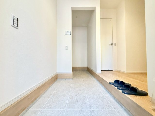 練馬区大泉学園町1丁目　新築戸建の玄関|玄関にはシューズインクローゼット付き！ブーツの収納もここで解決！

現地ご見学希望・資料請求などお気軽にお問い合わせ下さい！
03-5990-5201