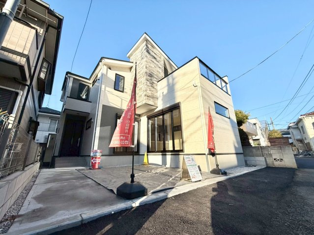 練馬区大泉学園町1丁目　新築戸建の外観|カースペースは2台駐車可能！セカンドカーはもちろん、ゲストを招く際の駐車スペースとしても活躍。

現地ご見学希望・資料請求などお気軽にお問い合わせ下さい！
03-5990-5201