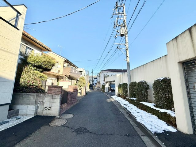 練馬区大泉学園町1丁目　新築戸建の前面道路含む現地写真|第一種低層住居専用地域のため、高い建物がなく圧迫感がありません。

現地ご見学希望・資料請求などお気軽にお問い合わせ下さい！
03-5990-5201