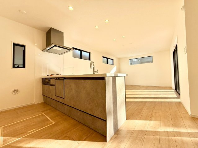 練馬区大泉学園町1丁目　新築戸建のキッチン|嬉しい対面式キッチンです。家事をしながらリビングにいるご家族とのおしゃべりも楽しめます！

現地ご見学希望・資料請求などお気軽にお問い合わせ下さい！
03-5990-5201