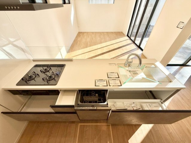 練馬区大泉学園町1丁目　新築戸建のキッチン|ビルトインタイプの食洗機付き！家事の時間と、手洗いに比べて使用水量も軽減します！

現地ご見学希望・資料請求などお気軽にお問い合わせ下さい！
03-5990-5201