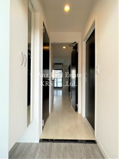 【玄関】 | LA MAISON VERTE | フラットフロアの玄関です！姿見鏡もあります！
