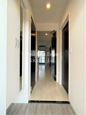 【玄関】 | LA MAISON VERTE | フラットフロアの玄関です！姿見鏡もあります！
