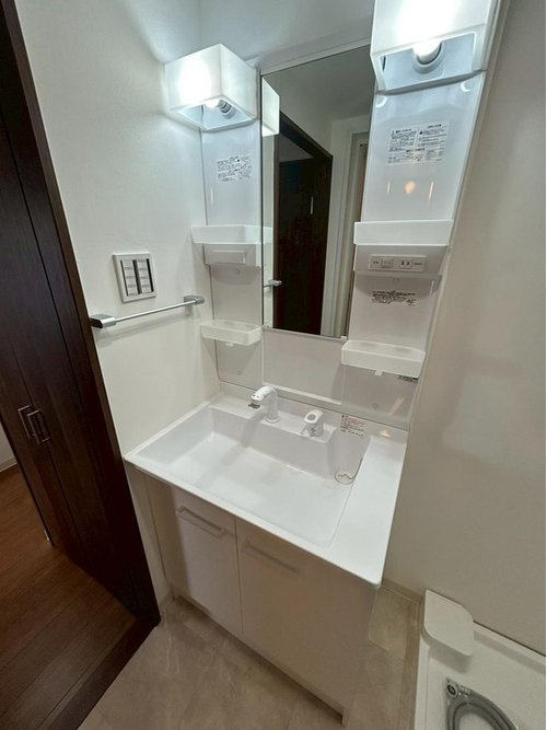 ローズハイツ西宮宮前町の独立洗面台