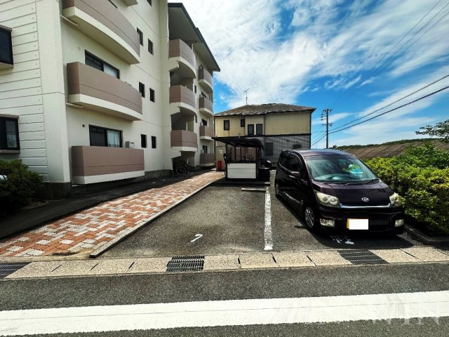 ウイングコートの駐車場