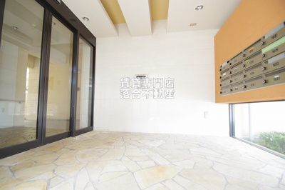 【エントランス】 | リリーウェル | オートロック付きで安心♪