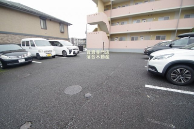 【駐車場】 | リリーウェル | 敷地内駐車場完備
