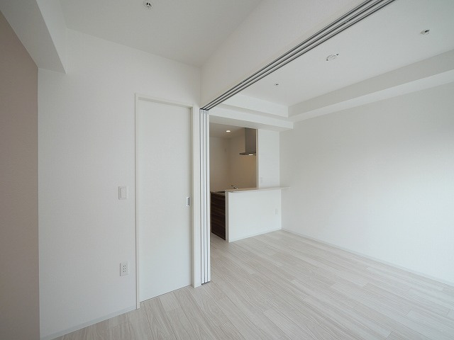 セレニテ新大阪グランデミリューの洋室