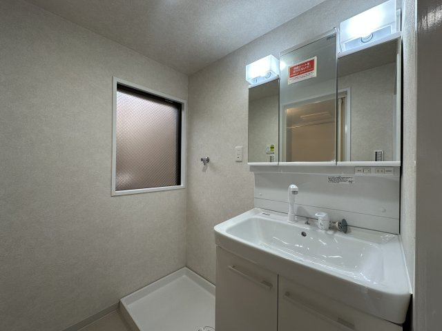 ガーデンビラ舞子1号棟の独立洗面台