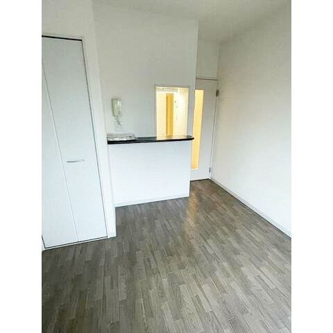 Paulownia Valley take2 ポートサイドの居間・リビング|綺麗なフローリングの洋室♪