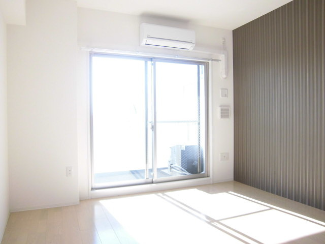 ラシュレエグゼ難波南の洋室