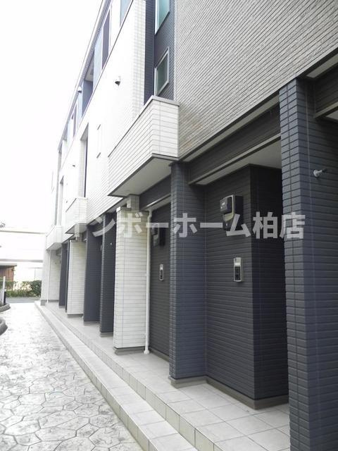 【非対面対応】接客・申込・契約オンライン！LINE×相談可！のエントランス|ゆとりのあるエントランスです