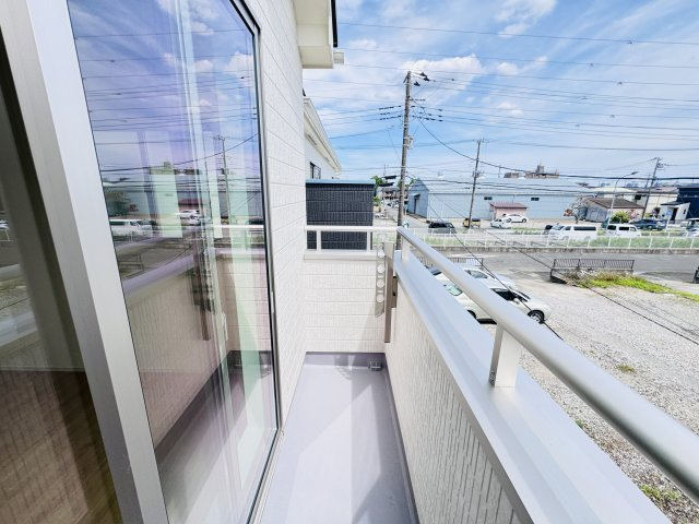 松戸市西馬橋４丁目新築戸建【旭町小学校：8分】のバルコニー|寝室前南向きバルコニー・日当たり良好♪