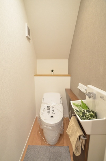 【トイレ】 | 座間市相武台2丁目　新築戸建て　全１棟【仲介手数料無料】 | 1階