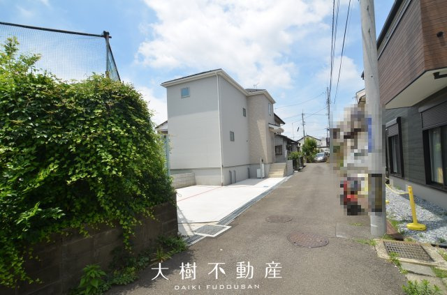 【前面道路含む現地写真】 | 座間市相武台2丁目　新築戸建て　全１棟【仲介手数料無料】