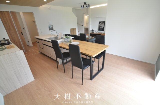 【居間・リビング】 | 座間市相武台2丁目　新築戸建て　全１棟【仲介手数料無料】