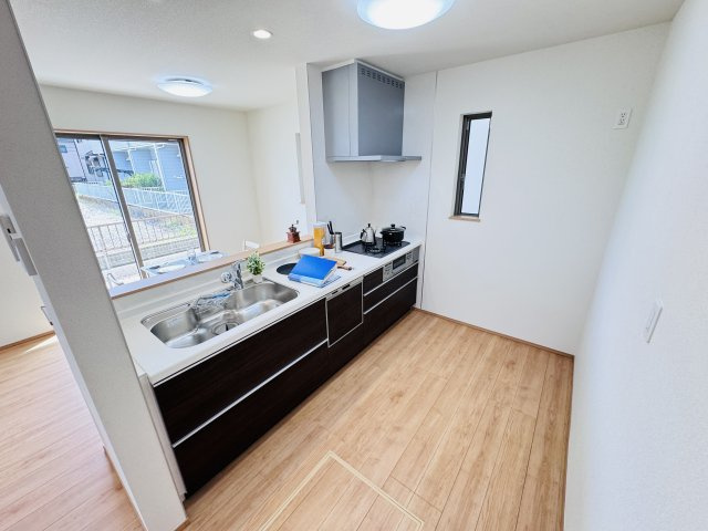 松戸市西馬橋４丁目新築戸建【旭町小学校：8分】のキッチン|お手入れしやすいレンジフード・シンクの水栓には浄水器がついてます！