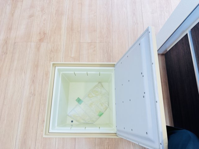 松戸市西馬橋４丁目新築戸建【旭町小学校：8分】のキッチン|キッチン床下収納