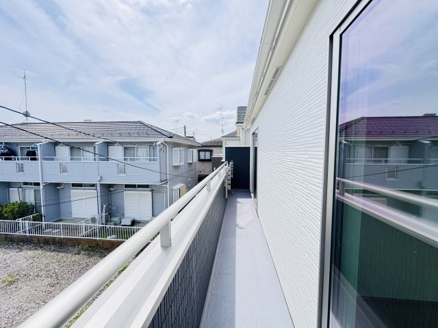 松戸市西馬橋４丁目新築戸建【旭町小学校：8分】のバルコニー|南向きワイドバルコニー・日当たり良好♪