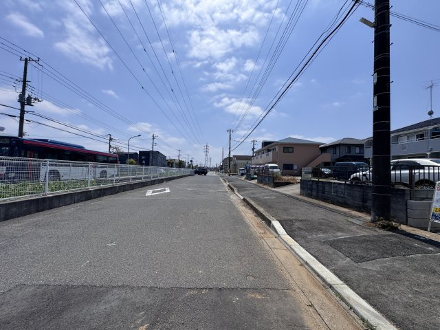 松戸市西馬橋４丁目新築戸建【旭町小学校：8分】の前面道路含む現地写真|東側前面道路・幅員約9.9ｍ