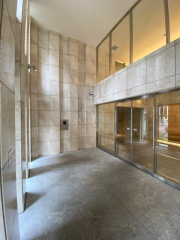 ジオ新宿若松町のエントランス