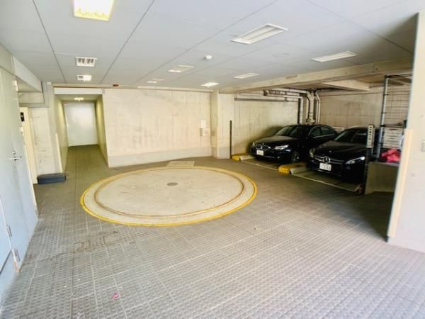 ウヴラージュ広尾の駐車場|7.4Jの奥にウォークインクローゼット