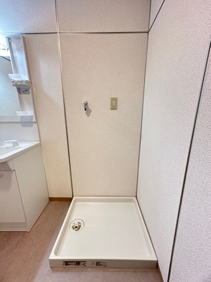 【設備】 | アクティ宮崎台 | 洗面所内、独立洗面台横にある室内洗濯機置き場です♪防水パンが付いているので万が一の漏水にも安心です！室内に置けるので洗濯機が傷みにくい☆
