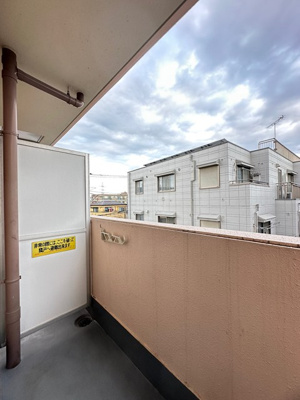 【バルコニー】 | アクティ宮崎台 | バルコニーは南東向きです！お洗濯物はお昼からでも乾きそう☆気分転換をするにもおすすめです☆