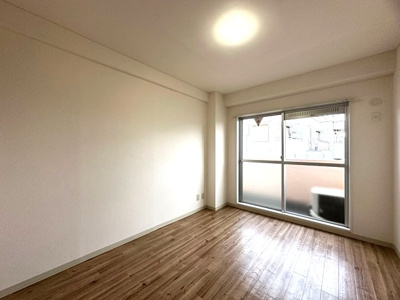 【洋室】 | アクティ宮崎台 | 南東向き洋室6帖☆バルコニーに繋がるお部屋です！ベッドを置いて寝室にするのもオススメです☆