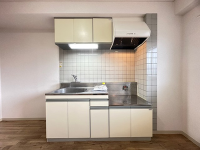 【キッチン】 | アクティ宮崎台 | ガスコンロ設置可能のキッチンです☆窓があるので換気もOK♪場所を取るお鍋やお皿もすっきり収納できます♪