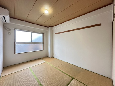 【和室】 | アクティ宮崎台 | 南東向き和室6帖☆ダイニングキッチンから見て右側にあるお部屋です♪エアコン付きで1年中快適に過ごせますね☆