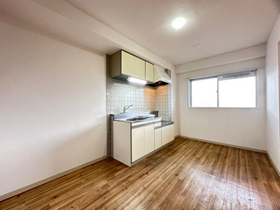 【居間・リビング】 | アクティ宮崎台 | ダイニングキッチン9帖☆玄関から入ってすぐにあるお部屋です♪広めのキッチンスペースで毎日楽しくお料理もできますね！