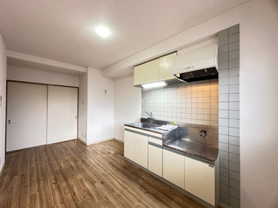 【居間・リビング】 | アクティ宮崎台 | ダイニングキッチン9帖☆窓側からの眺めです♪椅子とテーブルを囲んで家族団欒の時間を過ごせます♪