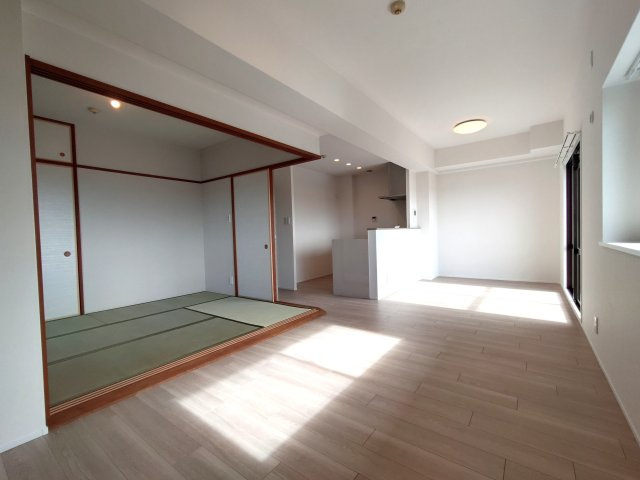 ブリティッシュ・ティンバー泉佐野スウィートの居間・リビング