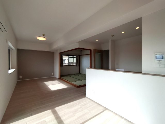 ブリティッシュ・ティンバー泉佐野スウィートの居間・リビング