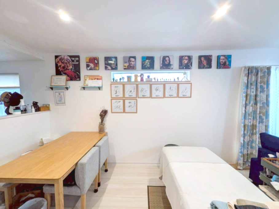 伯太町3丁目：中古一戸建ての居間・リビング|普通の窓に加えて、明り取りの窓もあります。