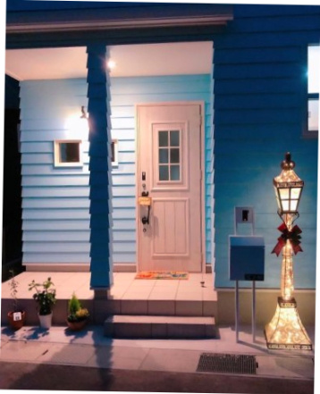 伯太町3丁目：中古一戸建ての玄関|夜の玄関です。