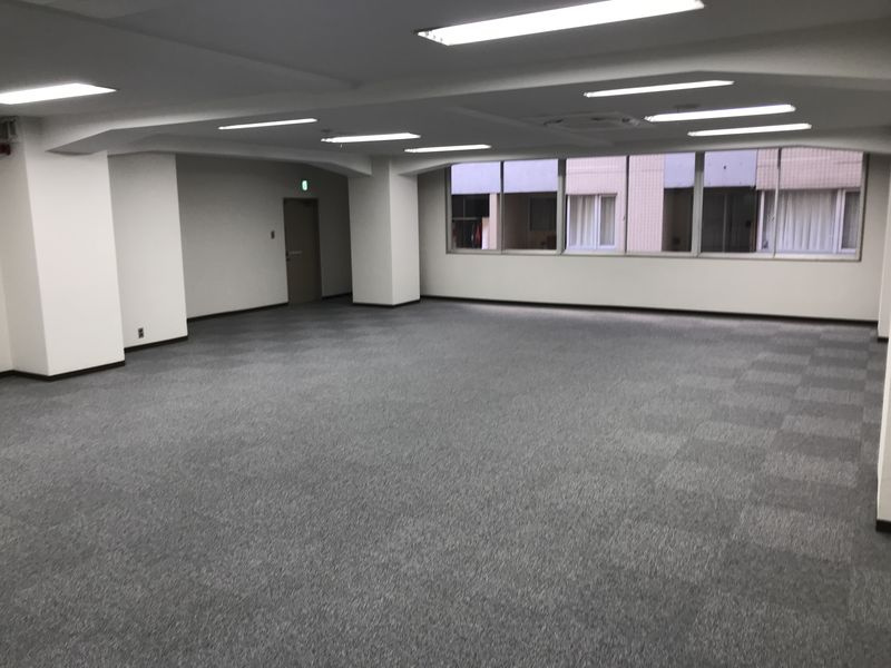 銀座松楠ビルの洋室