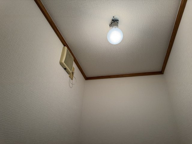 オークス・Ｋの設備|お手洗い照明と換気扇