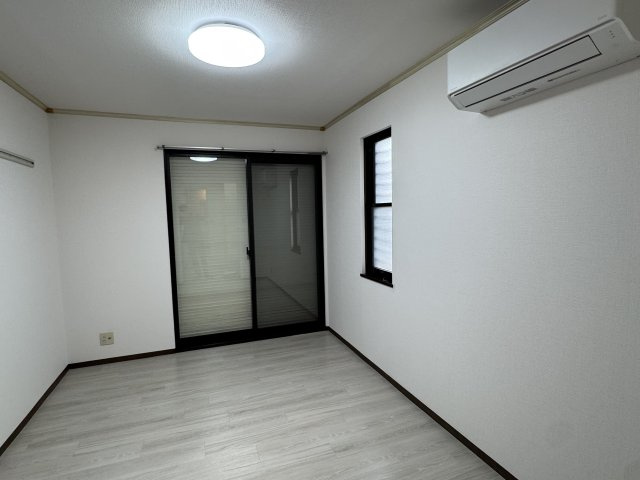 オークス・Ｋの居間・リビング|綺麗な白を基調とした清潔感のある洋室でございます。