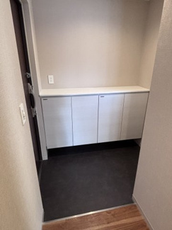 【玄関】 | FRIENDS APARTMENT | シューズボックスが付いている玄関です。
