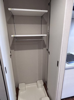 【設備】 | FRIENDS APARTMENT | 扉を閉めれば隠せる洗濯機置き場があります。