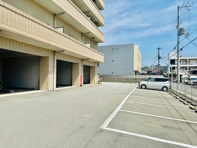 ソレイユ南条の駐車場
