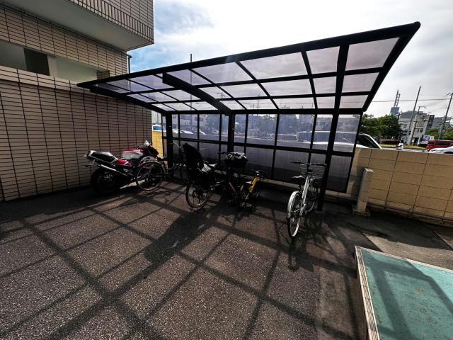 ソレイユ南条の駐車場