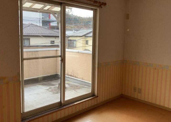 【洋室】 | 洋室のメリットは重い家具が置きやすく、身の回りが整理しやすいことです。 床がフローリングのため畳とは異なり凹みにくいです。 クローゼットなど収納が豊富で、普段使わない旅行カバンや服の整頓も簡単にです。